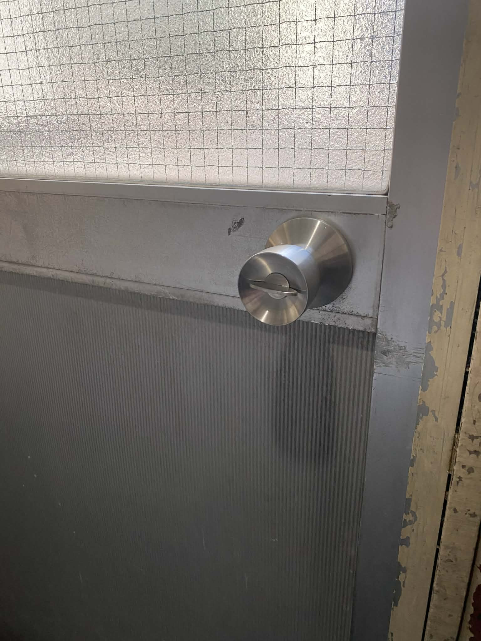 山口商店の【江東区】屋上アルミ扉ハンドル交換の施工後の写真1