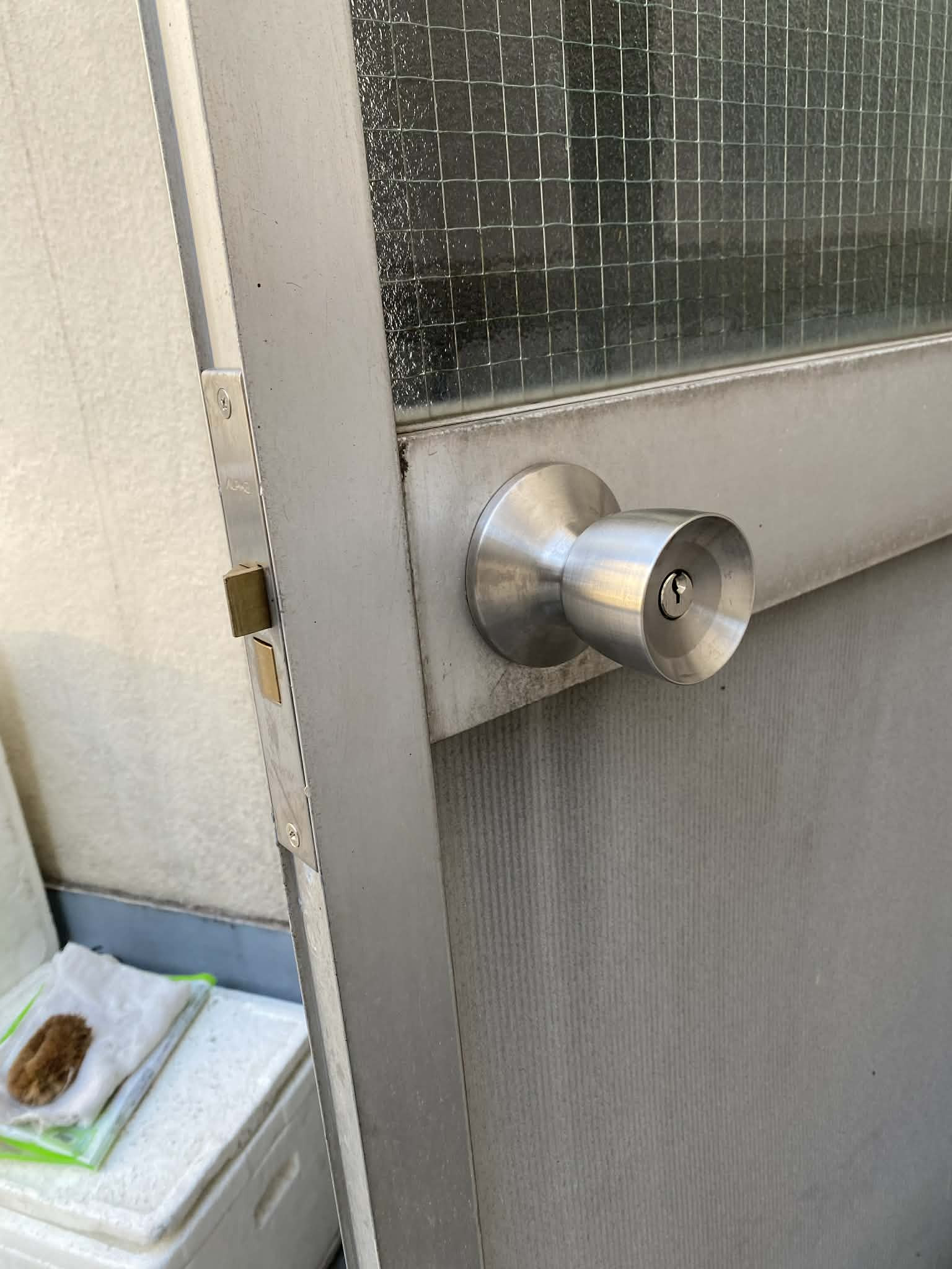 山口商店の【江東区】屋上アルミ扉ハンドル交換の施工後の写真2