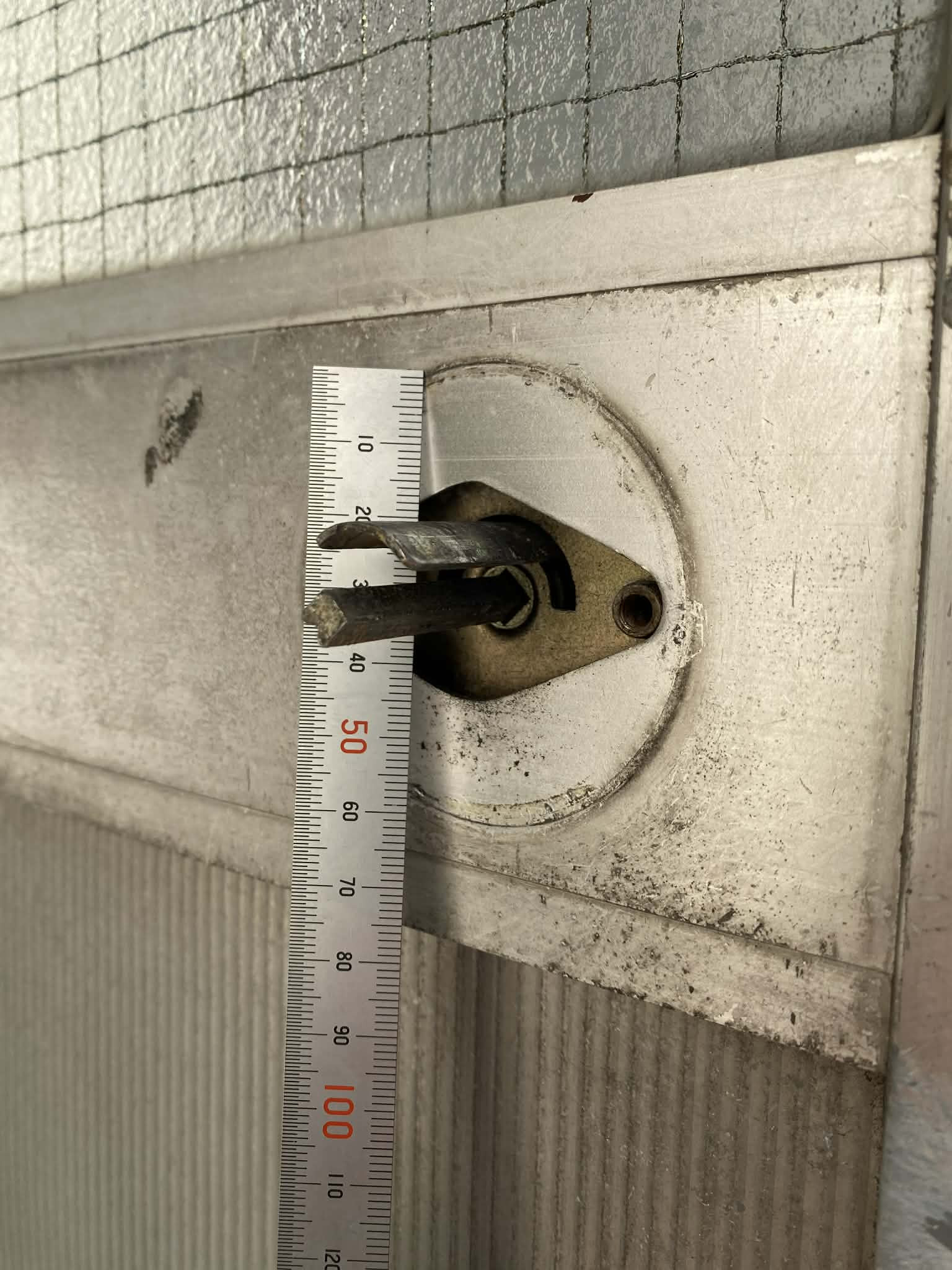 山口商店の【江東区】屋上アルミ扉ハンドル交換の施工前の写真3