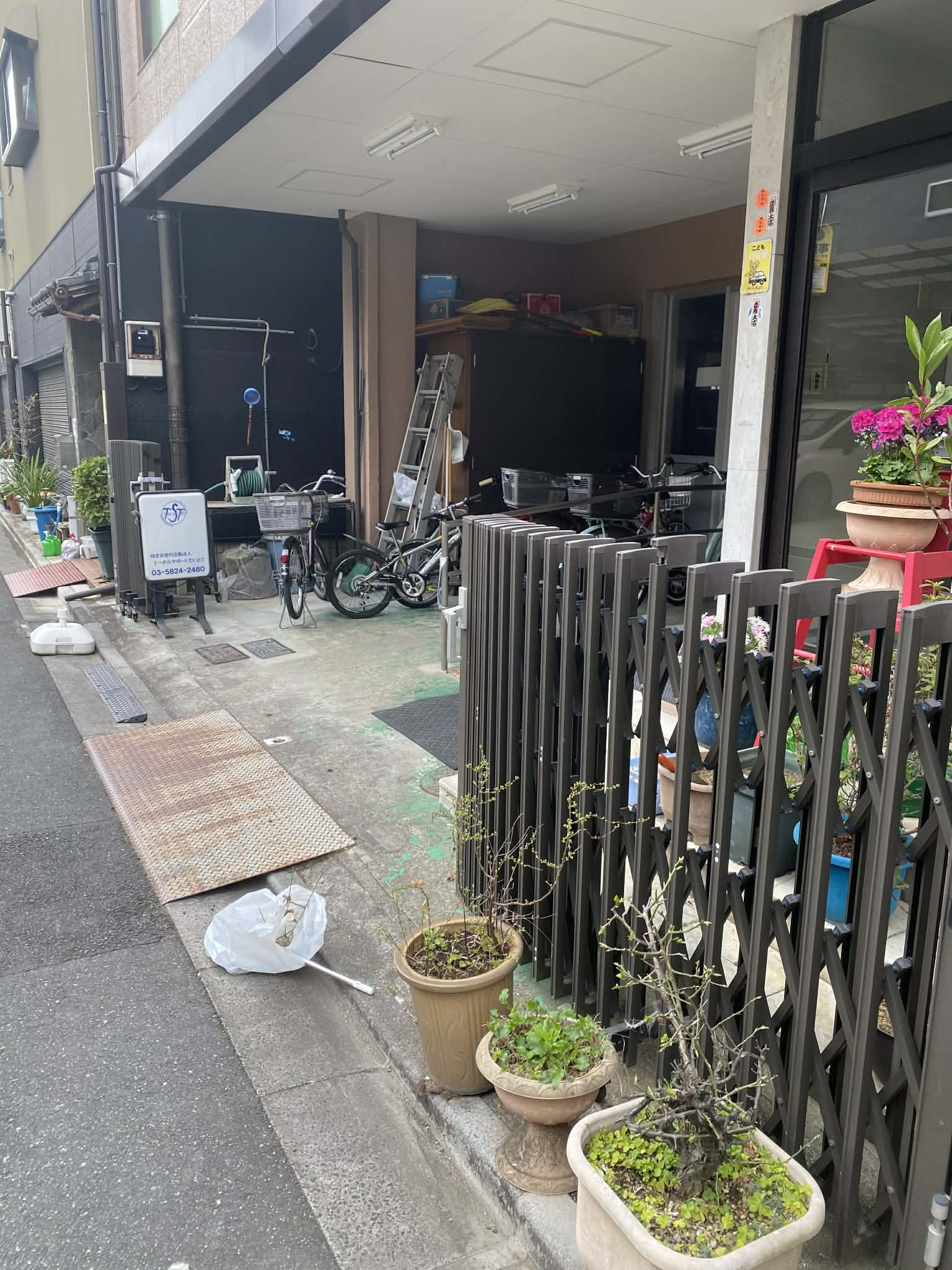 山口商店の【台東区】O様邸門扉交換工事の施工前の写真1