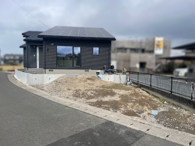 江上トーヨー住器の新築外構施工事例　「雨の日も快適に！スタイリッシュなカーポートで車を守る外構」の施工前の写真1