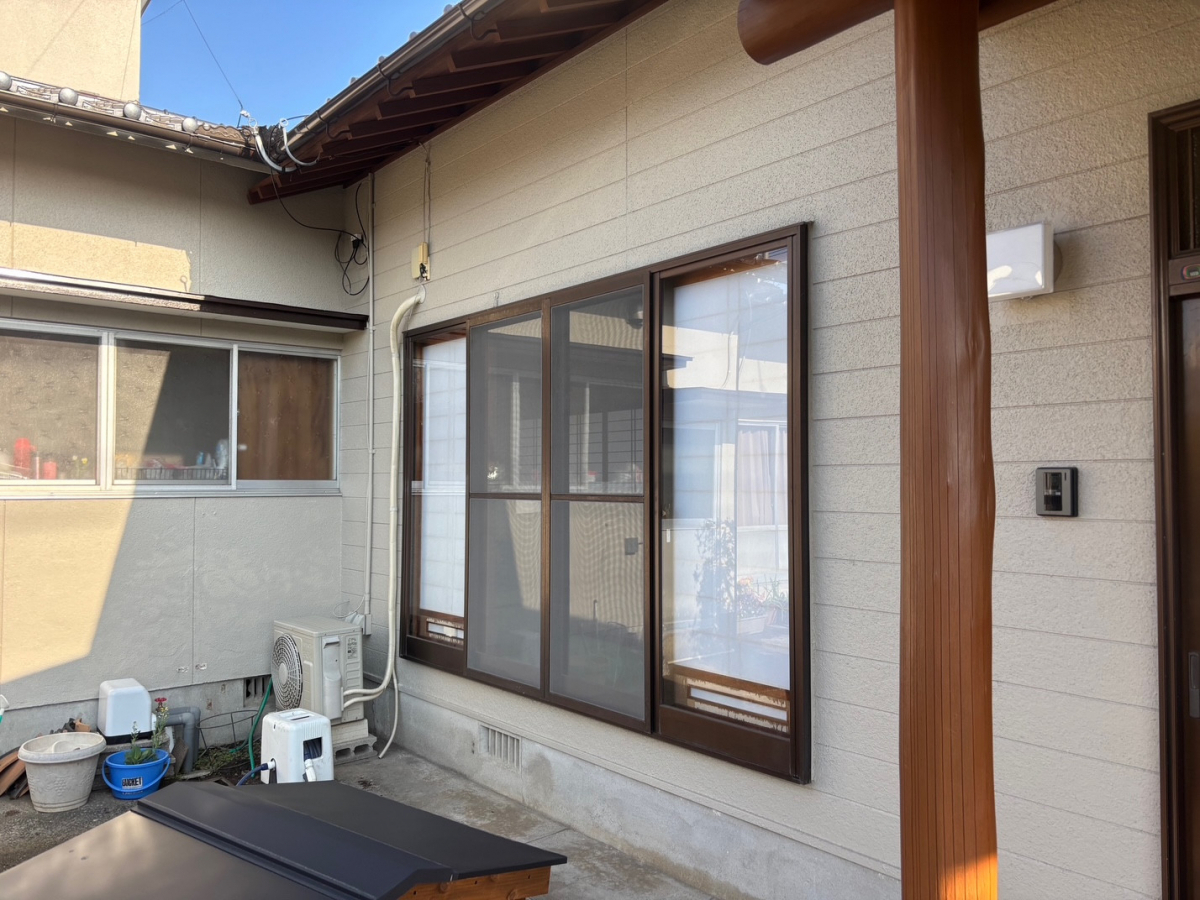 江上トーヨー住器の空き巣・猛暑・騒音・台風…全部対策できる“後付けシャッター”とは?の施工前の写真1