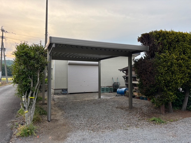 江上トーヨー住器のLIXILカーポートSW施工事例｜宇佐市で実現　車内温度上昇を防ぎ丈夫でスタイリッシュな駐車スペースの施工後の写真1