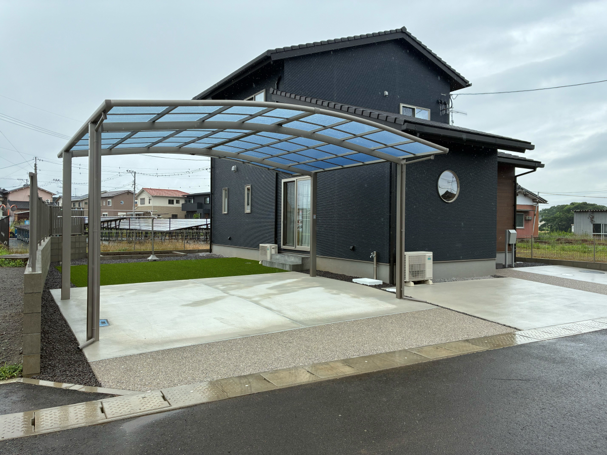 江上トーヨー住器の新築外構施工事例｜駐車場整備・LIXILカーポート・フェンス設置　イエノウチソトをトータル施工の施工後の写真1