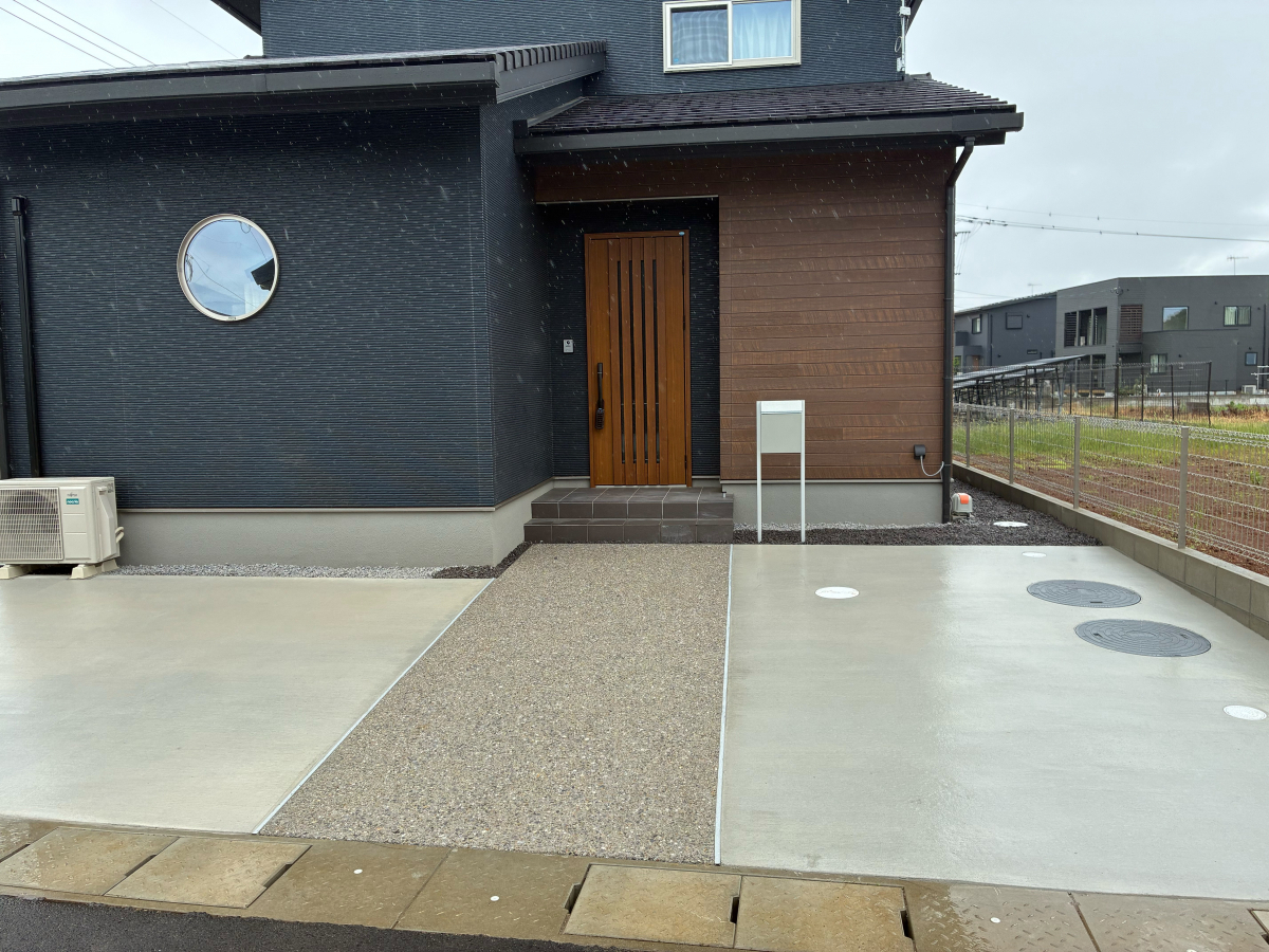 江上トーヨー住器の新築外構施工事例｜駐車場整備・LIXILカーポート・フェンス設置　イエノウチソトをトータル施工の施工後の写真2