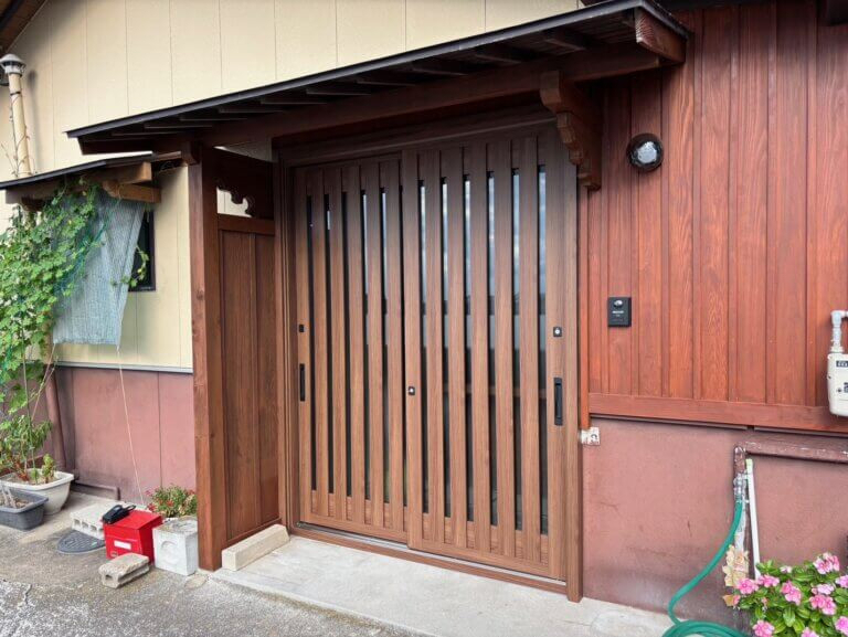 江上トーヨー住器のリクシル玄関引き戸リフォームで快適・安心！隙間ゼロの防犯・断熱玄関にの施工後の写真1