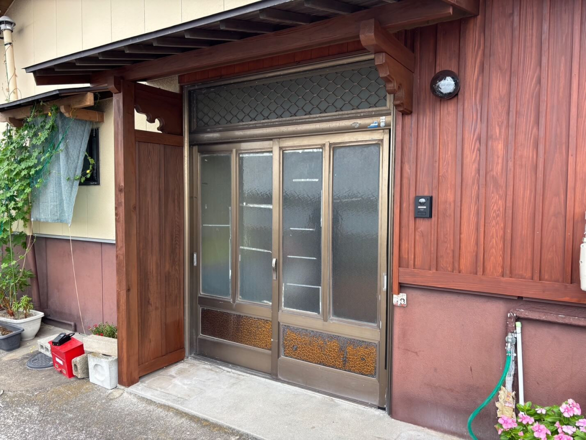 江上トーヨー住器のリクシル玄関引き戸リフォームで快適・安心!隙間ゼロの防犯・断熱玄関にの施工前の写真1