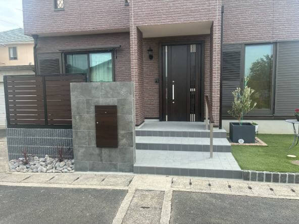 江上トーヨー住器の玄関アプローチに手すりを設置して安心の動線への施工後の写真1