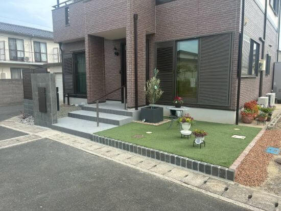 江上トーヨー住器の玄関アプローチに手すりを設置して安心の動線への施工後の写真2