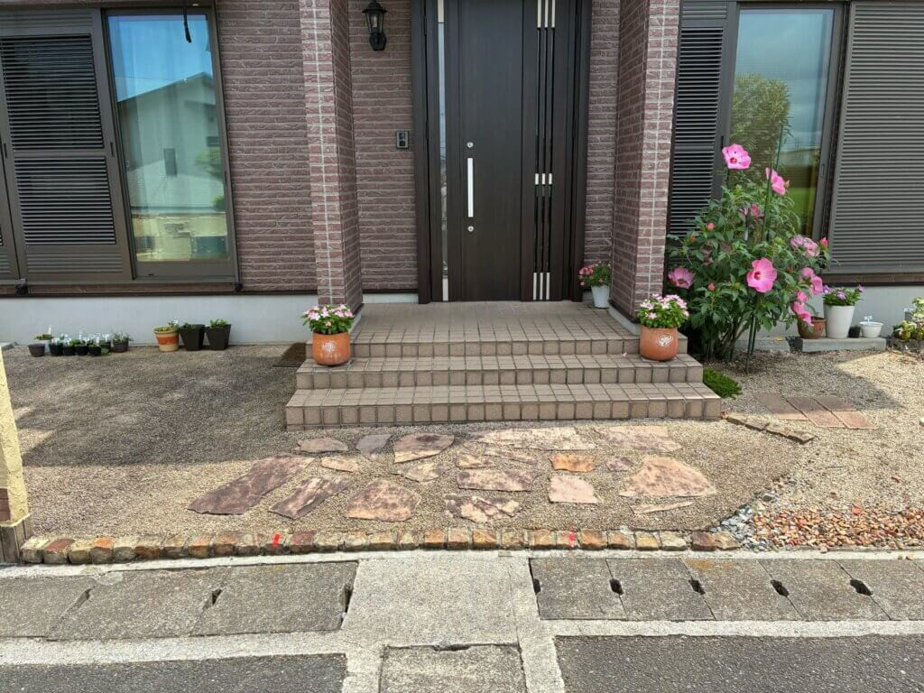 江上トーヨー住器の玄関アプローチに手すりを設置して安心の動線への施工前の写真1