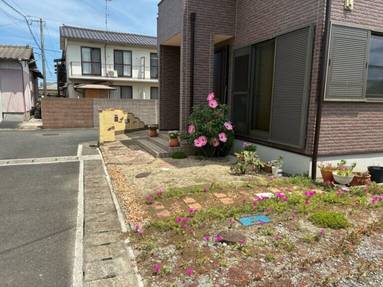 江上トーヨー住器の玄関アプローチに手すりを設置して安心の動線への施工前の写真2