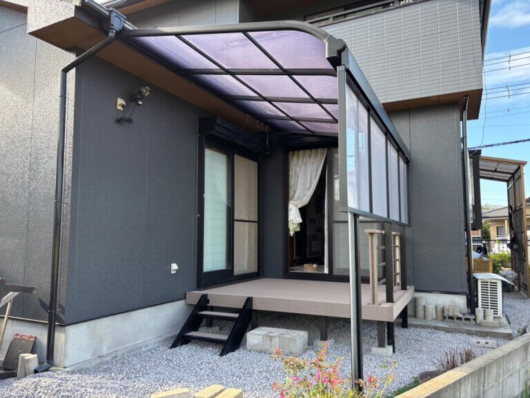 江上トーヨー住器の既存テラスを活かして快適空間へ！LIXIL「樹ら楽ステージ」と目隠しスクリーン設置の施工事例の施工後の写真1