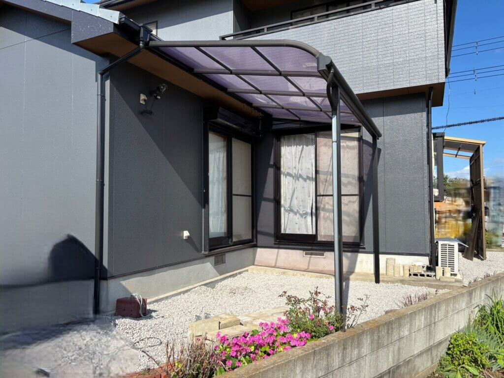 江上トーヨー住器の既存テラスを活かして快適空間へ！LIXIL「樹ら楽ステージ」と目隠しスクリーン設置の施工事例の施工前の写真1