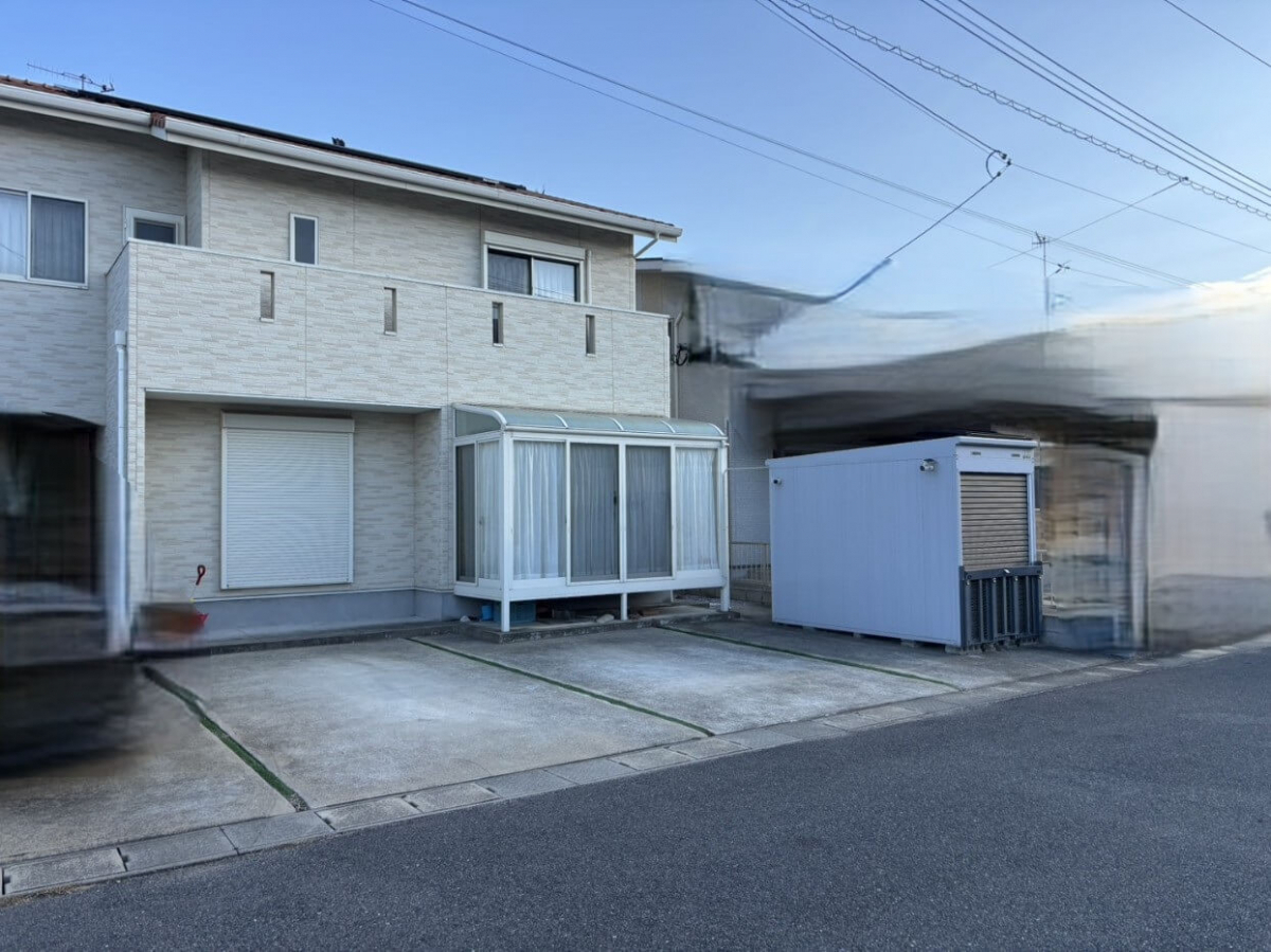 江上トーヨー住器の愛車を鳥の糞被害から守る　カーポート設置の施工前の写真1