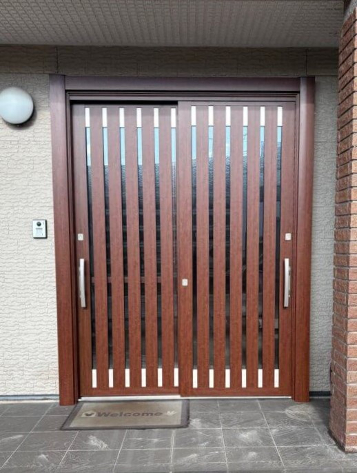 江上トーヨー住器の玄関引戸の色あせを解消｜LIXILリシェント交換リフォーム事例の施工後の写真1