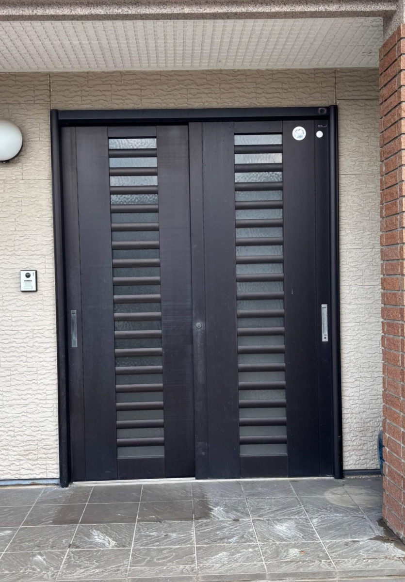 江上トーヨー住器の玄関引戸の色あせを解消｜LIXILリシェント交換リフォーム事例の施工前の写真1