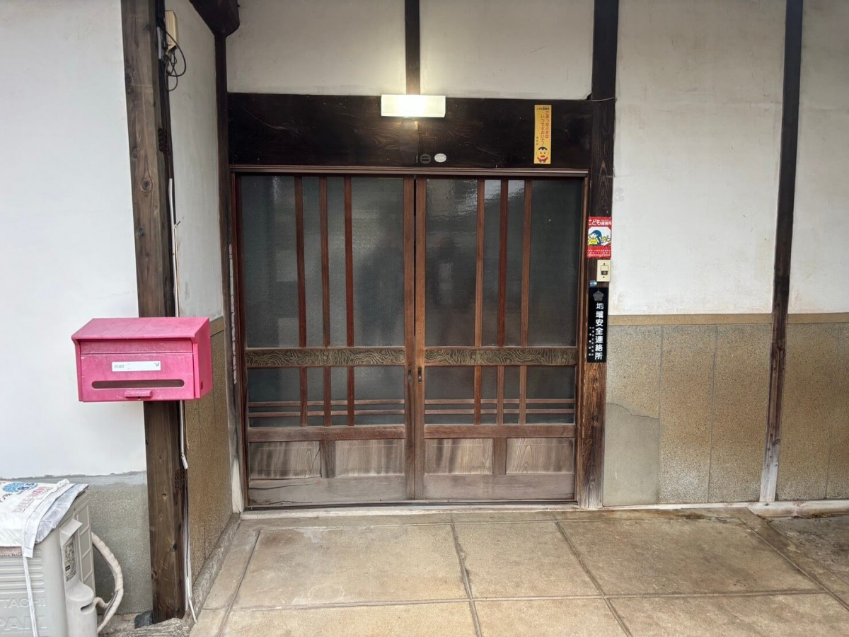 江上トーヨー住器の「重くて開かない！」玄関引戸のストレスを1日で解消。リクシル「リシェント」への交換で軽快な操作性！の施工前の写真1