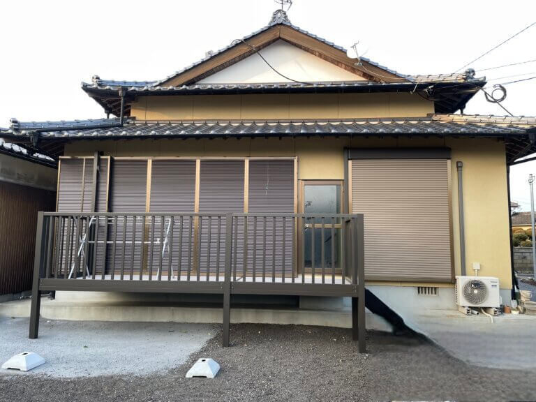 江上トーヨー住器の勝手口の段差を解消！庭置きバルコニー「ビューステージ」で安全・快適な出入りを実現の施工後の写真1