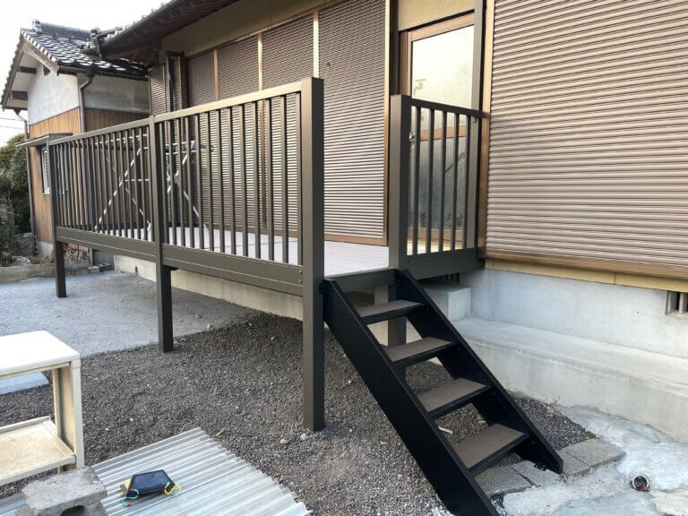 江上トーヨー住器の勝手口の段差を解消！庭置きバルコニー「ビューステージ」で安全・快適な出入りを実現の施工後の写真3