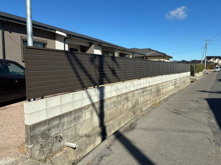 江上トーヨー住器の【中津市 外構工事】生垣撤去＋フェンスAB設置で快適なお庭にの施工後の写真1