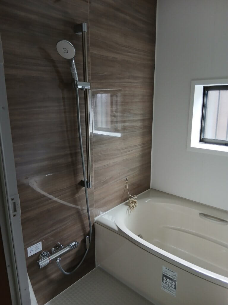 江上トーヨー住器のタイル張り浴室をユニットバスへ 〜洗濯機置き場も移設〜｜リデアの施工後の写真1