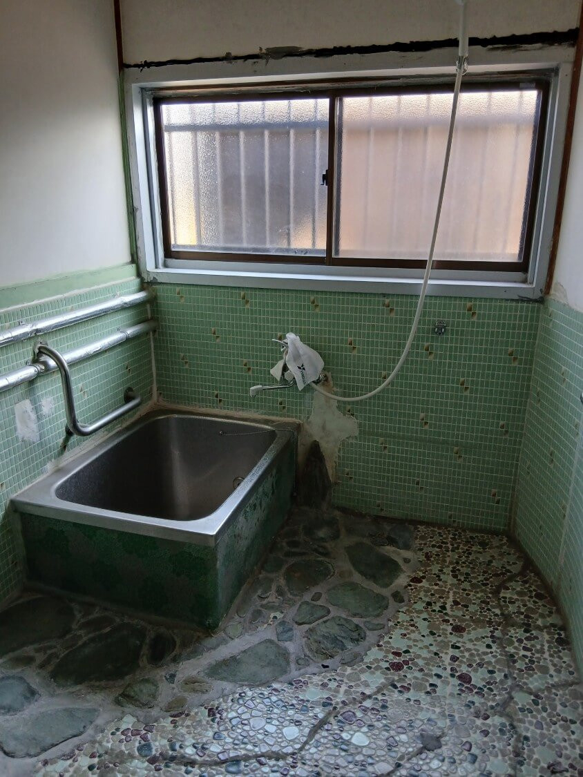 江上トーヨー住器のタイル張り浴室をユニットバスへ 〜洗濯機置き場も移設〜｜リデアの施工前の写真1