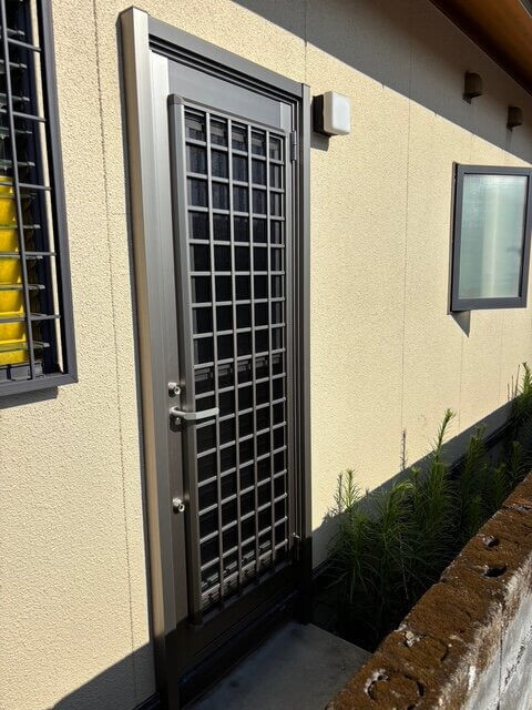 江上トーヨー住器の【大分県中津市】開閉が重たい勝手口ドアを最新ドアへ交換｜防犯・断熱性も向上の施工後の写真1