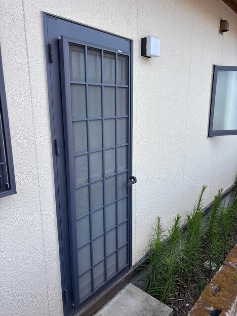 江上トーヨー住器の【大分県中津市】開閉が重たい勝手口ドアを最新ドアへ交換｜防犯・断熱性も向上の施工前の写真1