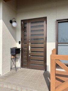 江上トーヨー住器の玄関ドアのガラスが多くて防犯が心配…ドア交換で安心＆補助金も活用できましたの施工前の写真1