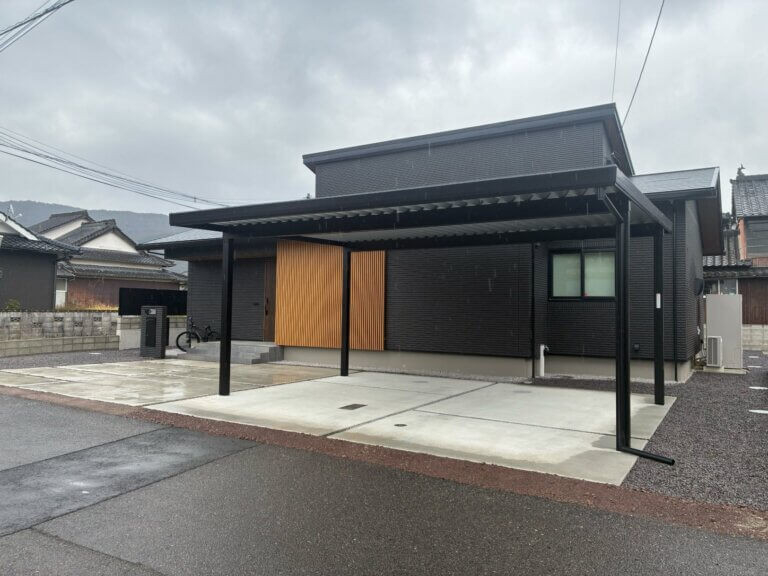 江上トーヨー住器の【豊後高田市 外構工事】外構リフォームで変わる！カーポートSW＋目隠しフェンス｜無料見積受付中の施工後の写真1