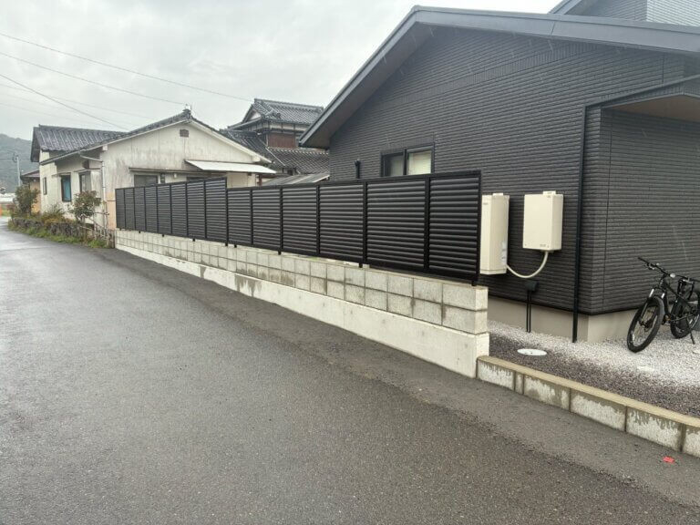 江上トーヨー住器の【豊後高田市 外構工事】外構リフォームで変わる！カーポートSW＋目隠しフェンス｜無料見積受付中の施工後の写真2