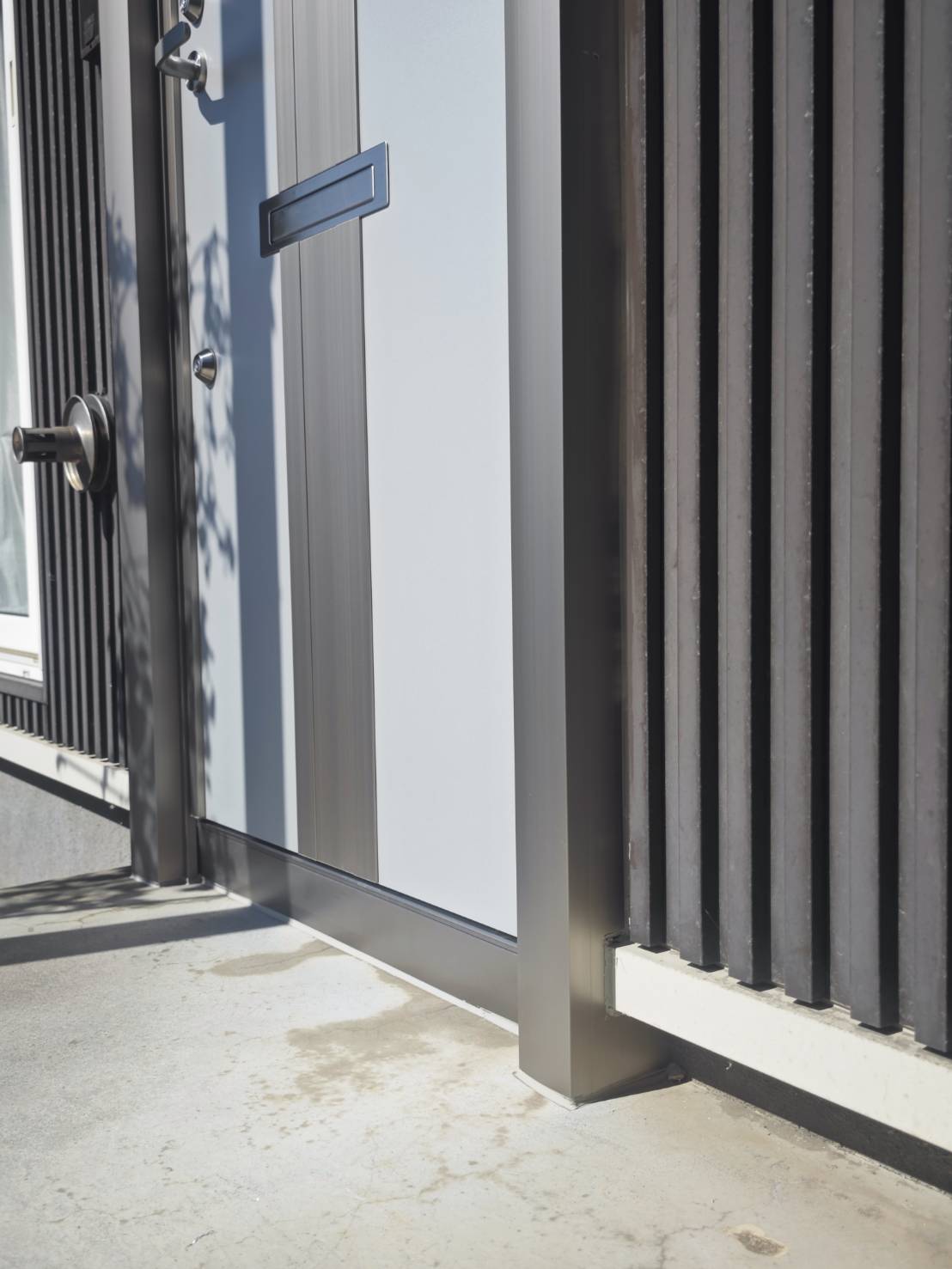 北進興業 伊達本社のアパートドアを取り換えてモダンお洒落にグレードアップの施工事例詳細写真1