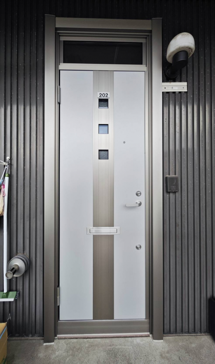 北進興業 伊達本社のアパートドアを取り換えてモダンお洒落にグレードアップの施工後の写真1