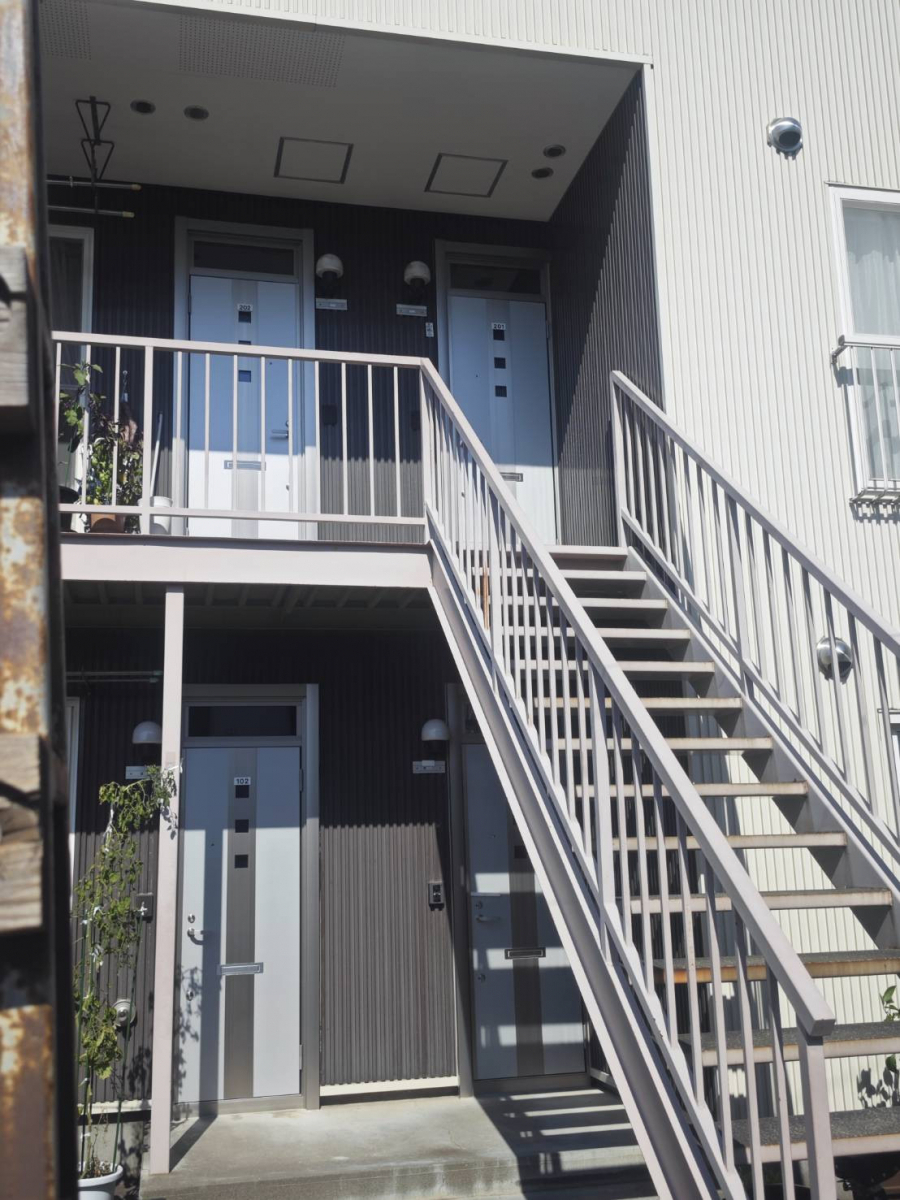 北進興業 伊達本社のアパートドアを取り換えてモダンお洒落にグレードアップの施工後の写真2