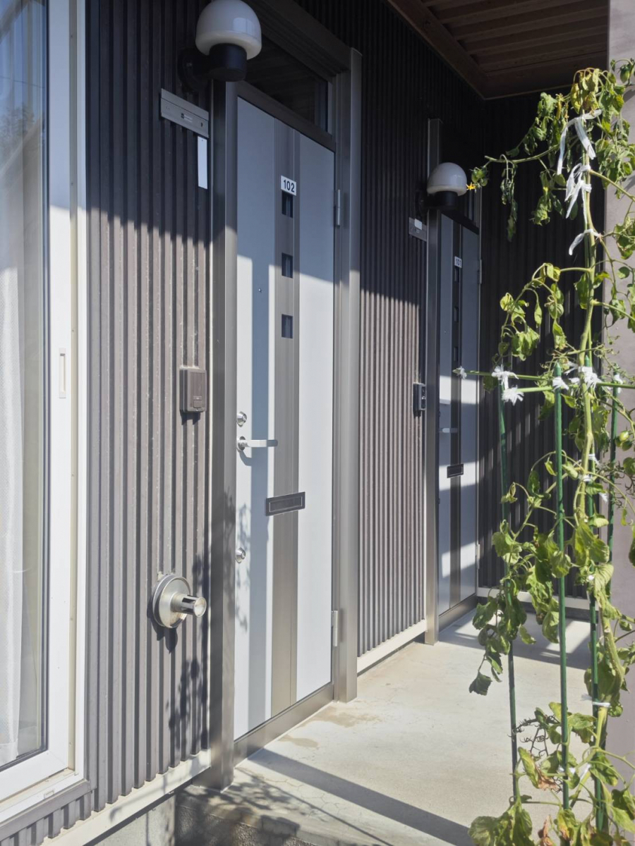 北進興業 伊達本社のアパートドアを取り換えてモダンお洒落にグレードアップの施工後の写真3