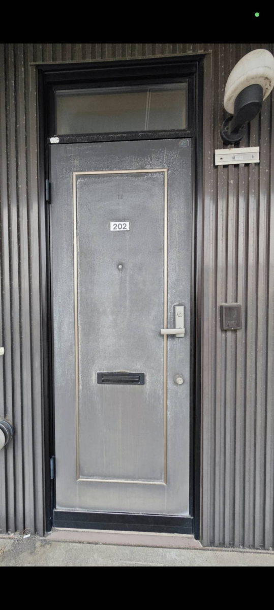 北進興業 伊達本社のアパートドアを取り換えてモダンお洒落にグレードアップの施工前の写真1