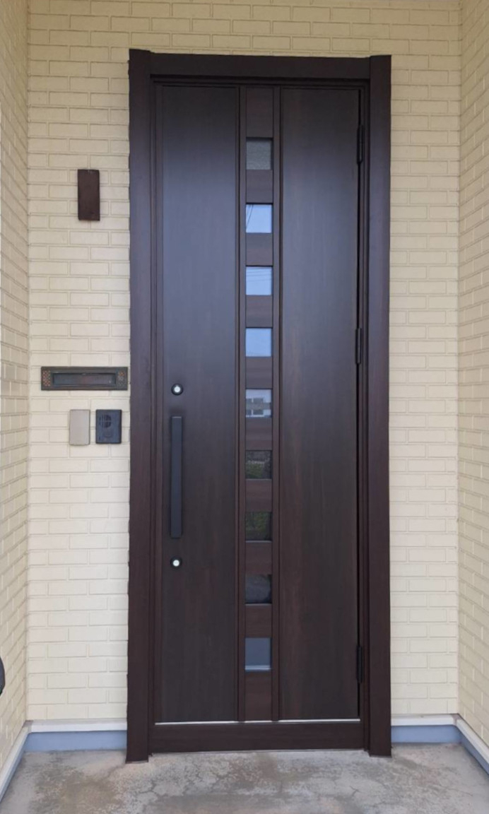 北進興業 伊達本社のランマを無くして、今風の背の高い洗練デザインの「ハイドア」への施工後の写真1