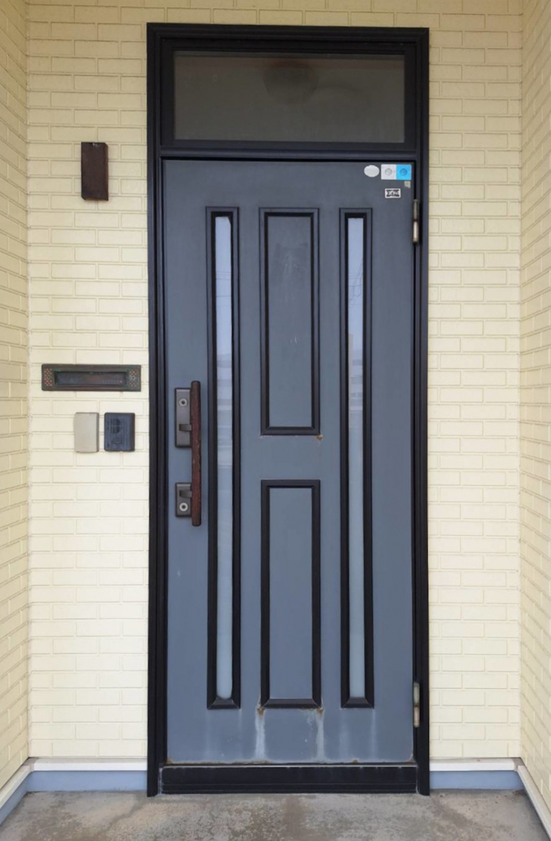 北進興業 伊達本社のランマを無くして、今風の背の高い洗練デザインの「ハイドア」への施工前の写真1