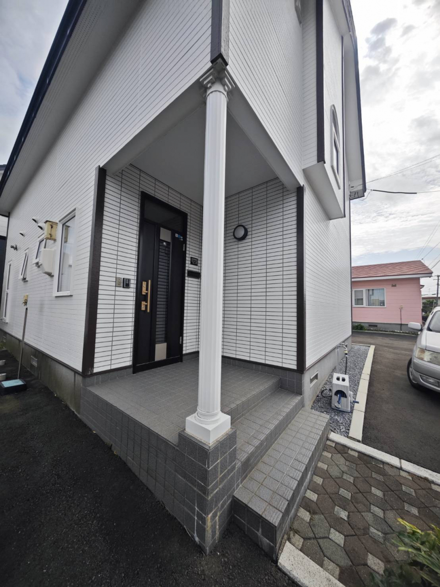 北進興業 伊達本社の風除室を設置させていただきました！の施工前の写真1