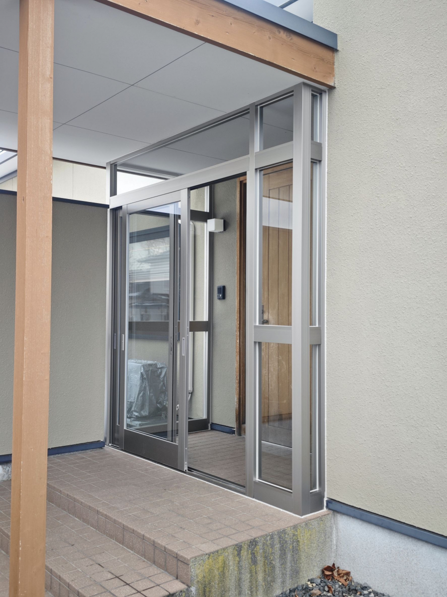 北進興業 伊達本社の玄関の冷え込みを解消！断熱効果でリビングまで暖かなお家にの施工後の写真1