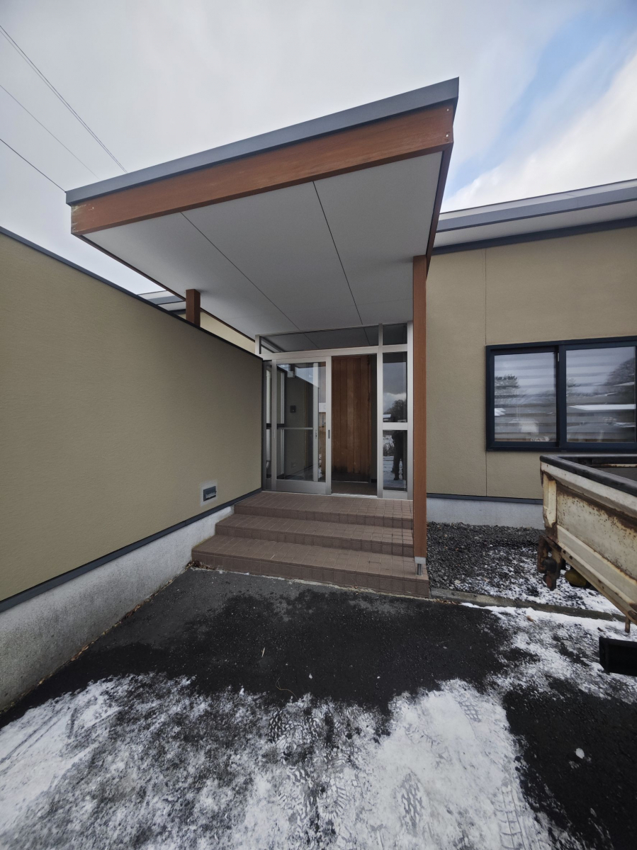 北進興業 伊達本社の玄関の冷え込みを解消！断熱効果でリビングまで暖かなお家にの施工後の写真2