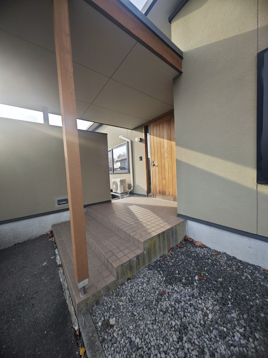 北進興業 伊達本社の玄関の冷え込みを解消！断熱効果でリビングまで暖かなお家にの施工前の写真1