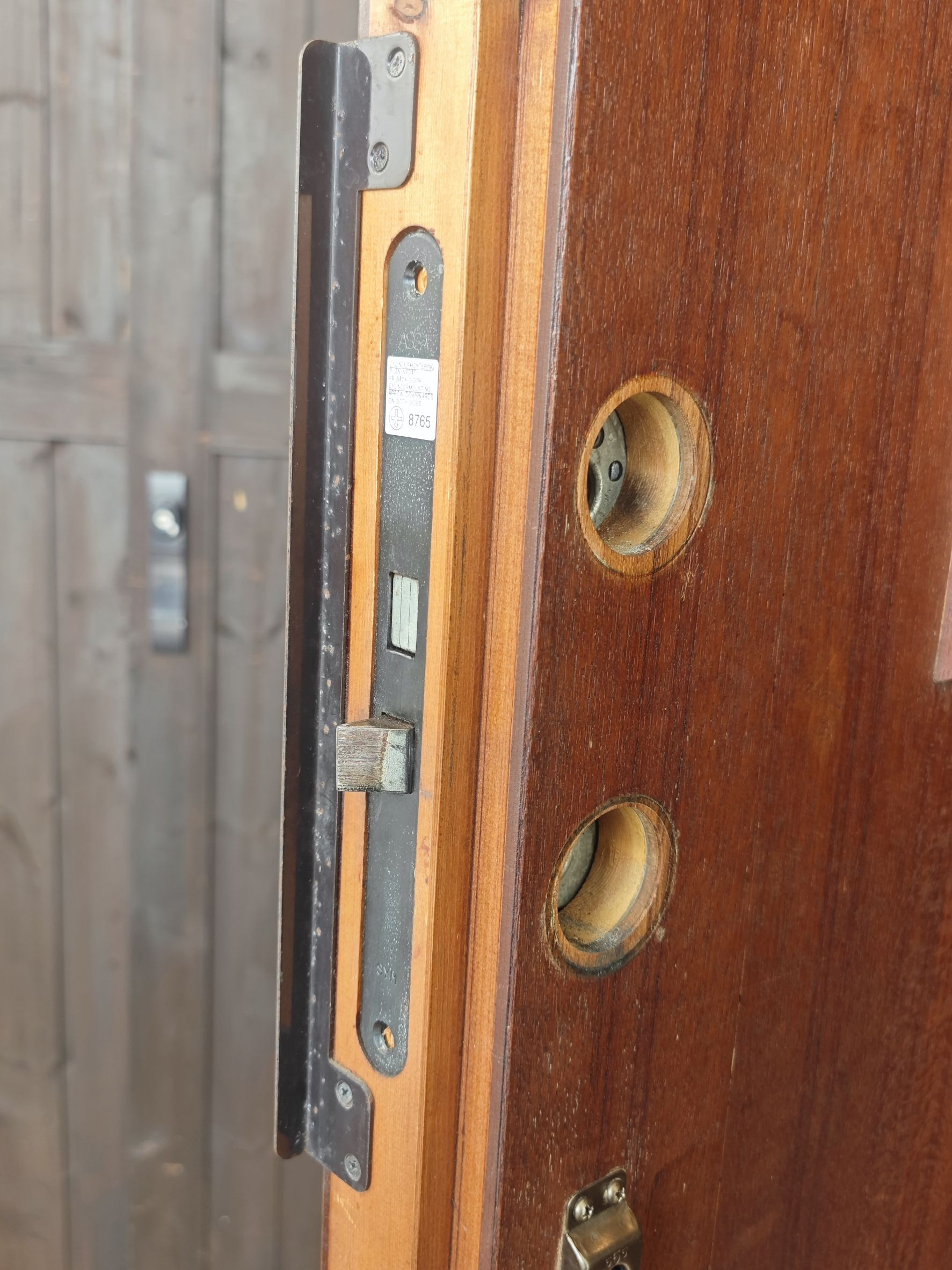 北進興業 伊達本社の帰って来たら木製玄関ドアの鍵が開かない！さあどうする！？の施工後の写真1