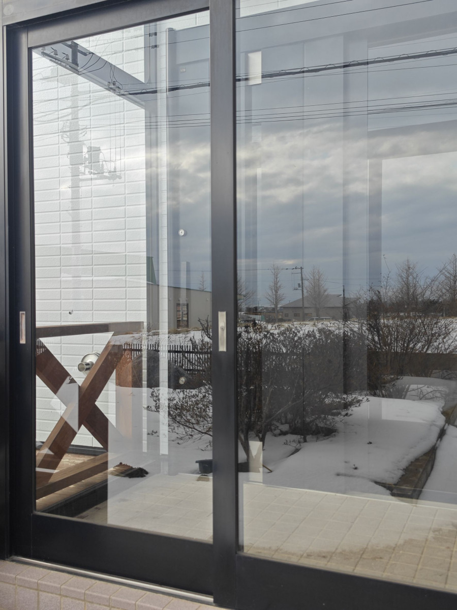 北進興業 伊達本社の風除室の鍵交換の施工後の写真1