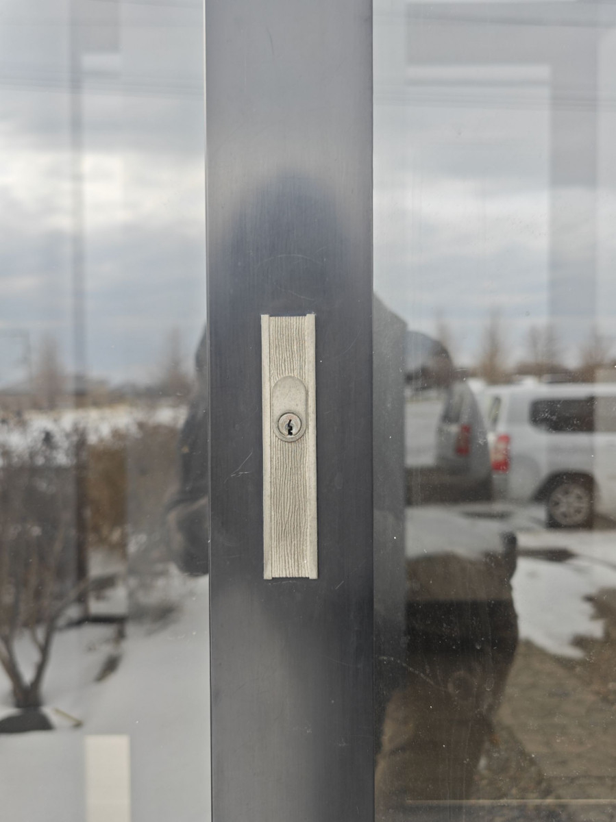 北進興業 伊達本社の風除室の鍵交換の施工前の写真1