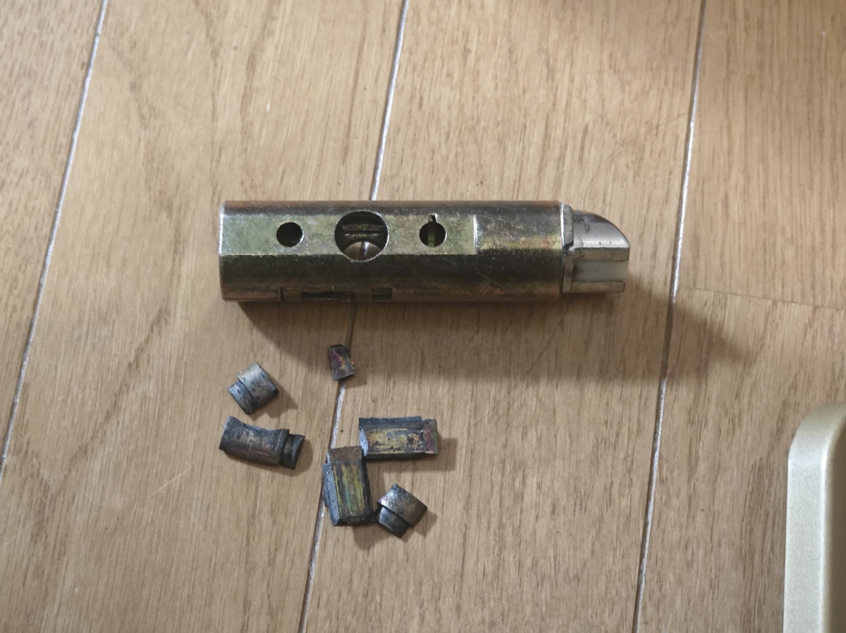 北進興業 伊達本社のアパートの室内建具取手の故障の施工前の写真2