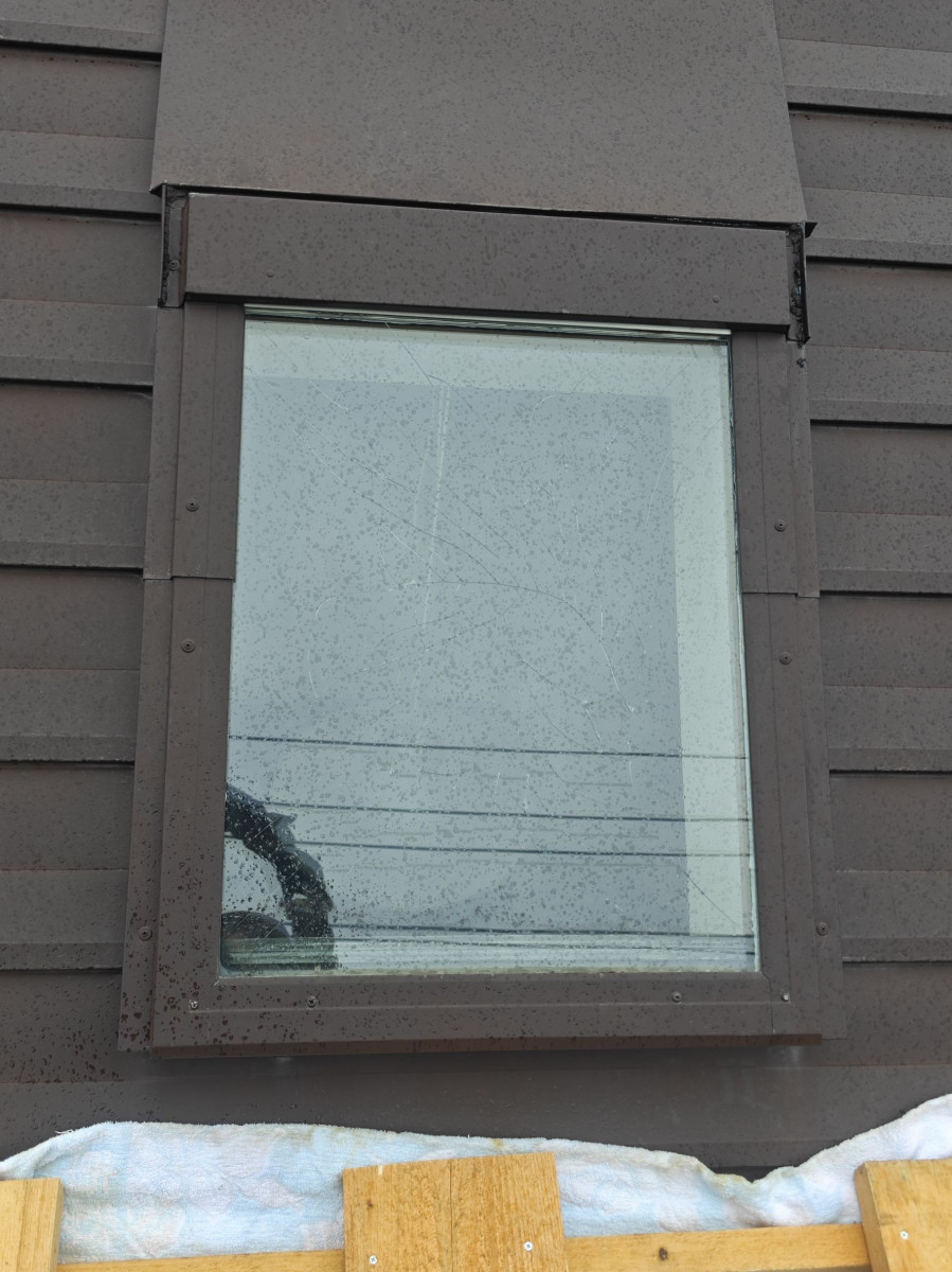 北進興業 伊達本社の天窓のペアガラスの内側だけが割れました！の施工前の写真1