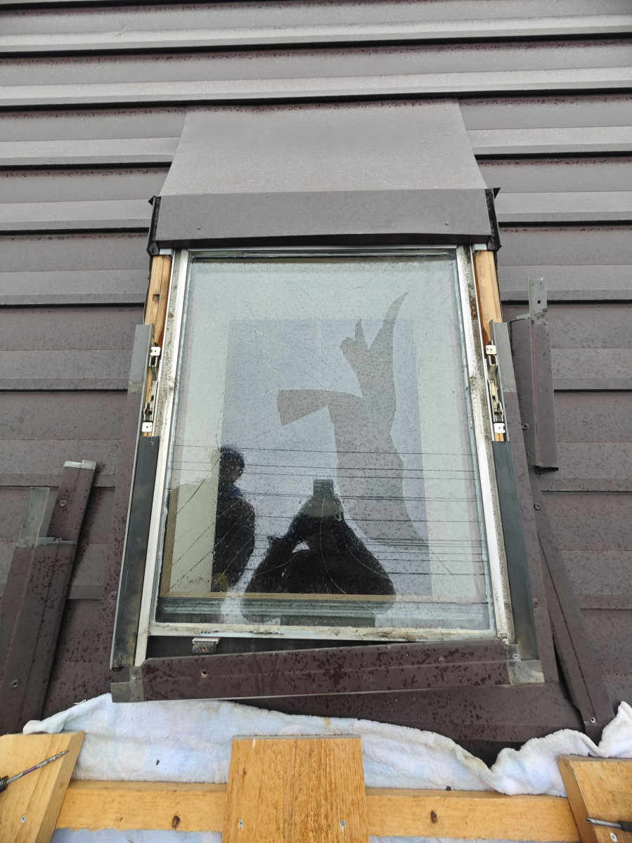 北進興業 伊達本社の天窓のペアガラスの内側だけが割れました！の施工前の写真2