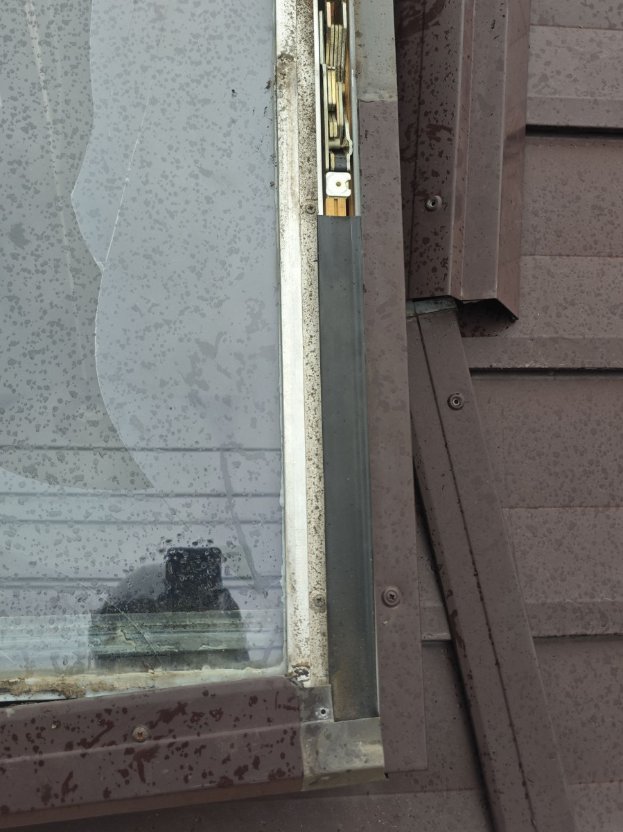 北進興業 伊達本社の天窓のペアガラスの内側だけが割れました！の施工前の写真3