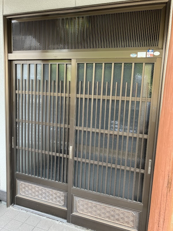 ホンダトーヨー住器の愛知県知立市にて、玄関引戸の取替工事を行いました。の施工前の写真1